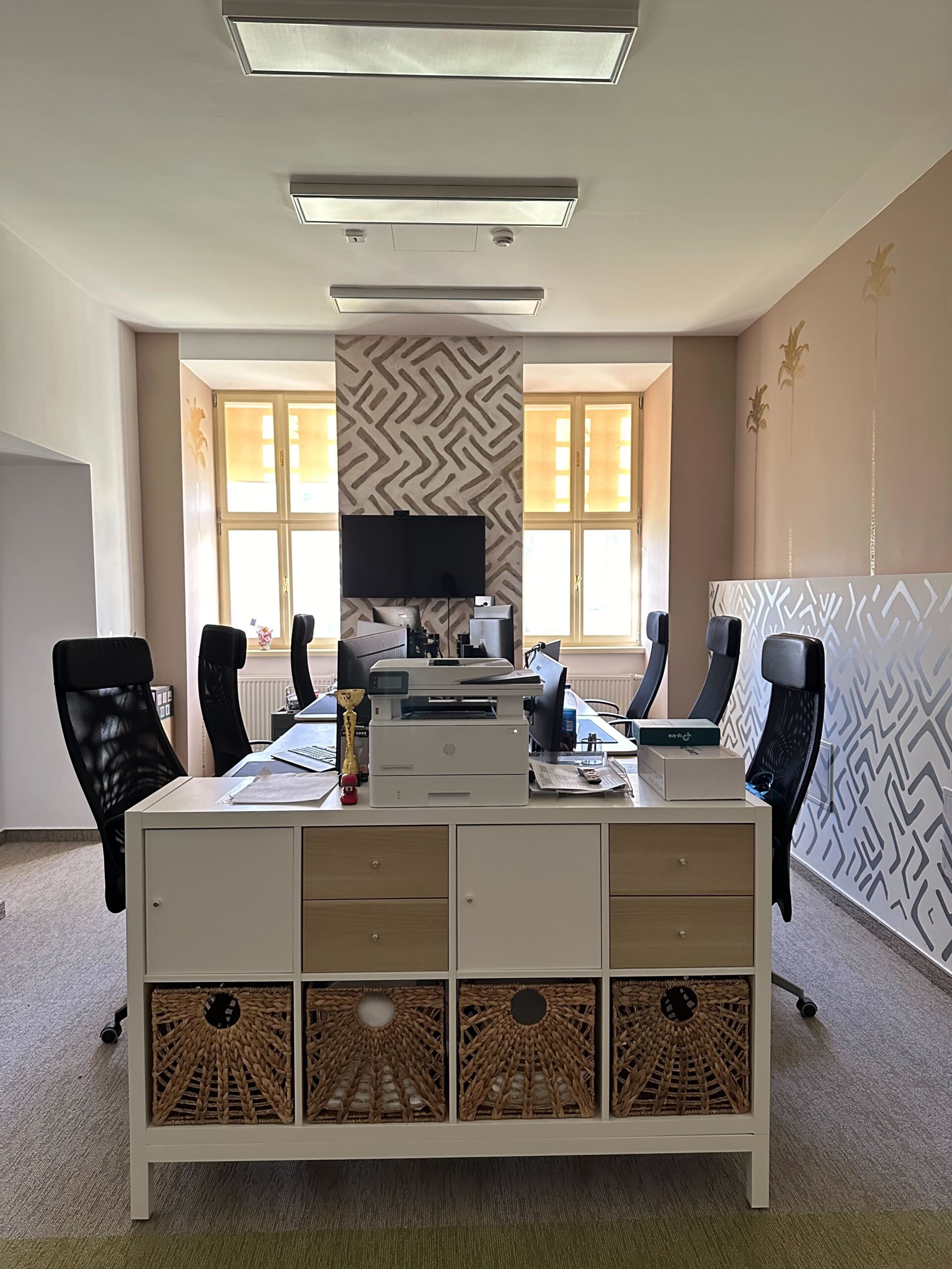 An office with 6 chairs and working place