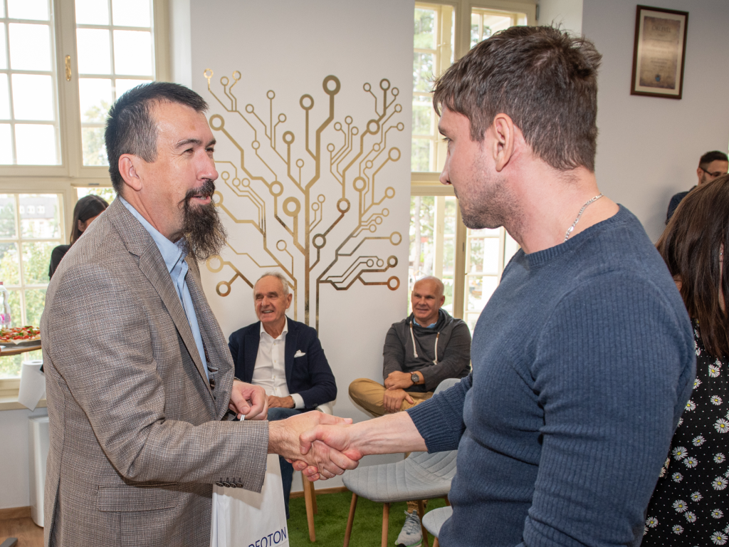 Év Informatika Tanára Somogyban Program 2024 díjátadó - Videoton tárgyi nyeremények átadása