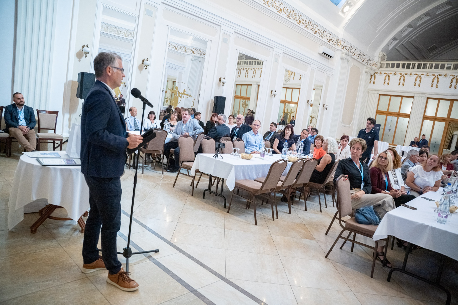 Jóföldi Endre, a Precognox ügyvezetője megnyitja a díjátadót a Dorottya Hotel báltermében