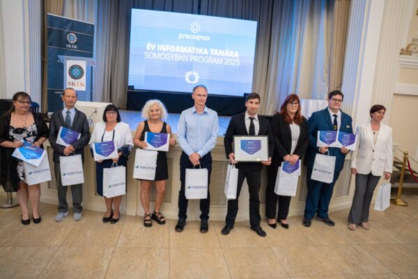 ÉITSP25 banner kép: az összes díjazott tanár egymás mellett, kezüben okleveleikkel és ajándékaikkal