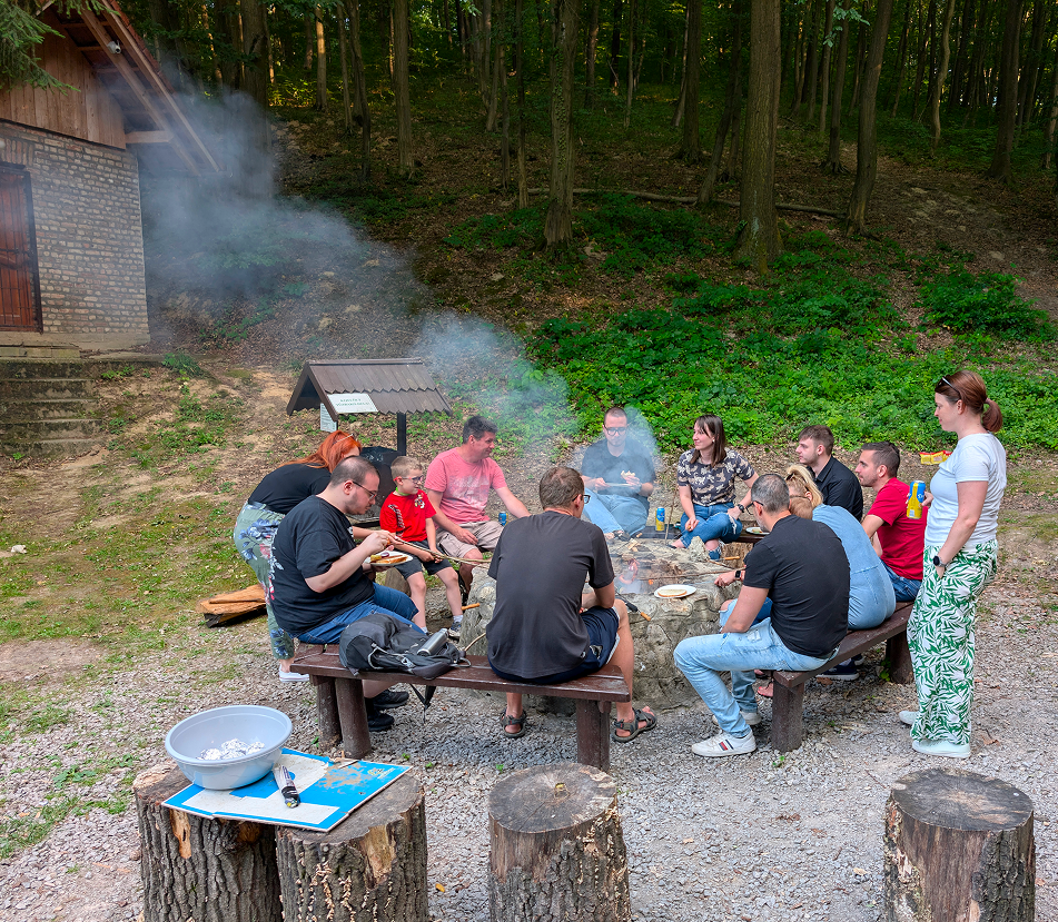 Közös szalonnasütésen a Precognox csapata
